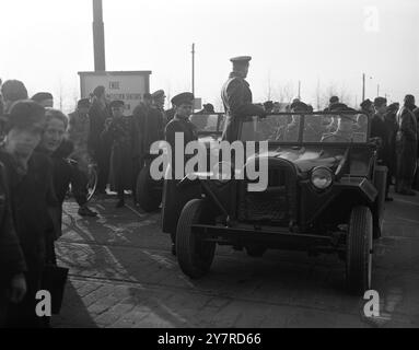 I BIG FOUR SI INCONTRANO PER LA PRIMA VOLTA A BERLINO. 1,2.54. Guardie dell'esercito rosso russo alla porta di Brandeburgo. Foto Stock