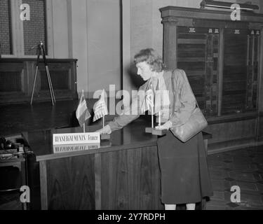 GRANDE LUOGO D'INCONTRO APERTO PER LA STAMPA. 24.1. 54. La stampa ha presentato in anteprima l'edificio della conferenza e la sala pronta per la riunione dei Big Four che si terrà domani. L'edificio è l'ex luogo di incontro dell'Autorità di controllo alleata a quattro potenze che governò Berlino congiuntamente dall'occupazione del 1945 fino all'uscita dei russi dall'Autorità nella primavera del 1948. LA FOTO MOSTRA: La signorina Mary H. Johnston, di Newton, Massachusetts, U.S.A., una impiegata del consolato americano di Brema, ha messo la bandiera russa davanti alla sede della delegazione sovietica per la Conferenza dei quattro grandi nella sala conferenze. Fig Foto Stock