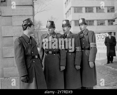 BERLINO OVEST SI PREPARA ALLA GRANDE CONFERENZA. 1.24.54. I poliziotti di Berlino Ovest, a guardia dell'ex edificio dell'Autorità di controllo alleata, dove si terranno la prima e la terza settimana della Conferenza dei grandi quattro, forniscono anche servizi di guida e interpretariato. La foto di I.N.P. mostra quattro poliziotti di Berlino Ovest in servizio fuori dal Big Four Conference Building con bracciali di interpreti francesi, russi e inglesi. Foto di notizie internazionali di Joe Waldorf. Foto Stock