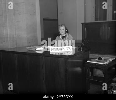 GRANDE LUOGO D'INCONTRO APERTO PER LA STAMPA. 24.1. 54. La stampa ha presentato in anteprima l'edificio della conferenza e la sala pronta per la riunione dei Big Four che si terrà domani. L'edificio è l'ex luogo di incontro dell'Autorità di controllo alleata a quattro potenze che governò Berlino congiuntamente dall'occupazione del 1945 fino all'uscita dei russi dall'Autorità nella primavera del 1948. LA FOTO MOSTRA: La signorina Mary H. Johnston, di Newton, Massachusetts, U.S.A., una impiegata del consolato americano di Brema, ha messo la bandiera russa davanti alla sede della delegazione sovietica per la Conferenza dei quattro grandi nella sala conferenze. Fig Foto Stock