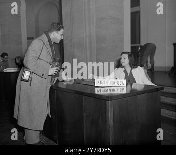 GRANDE LUOGO D'INCONTRO APERTO PER LA STAMPA. 24.1. 54. La stampa ha presentato in anteprima l'edificio della conferenza e la sala pronta per la riunione dei Big Four che si terrà domani. L'edificio è l'ex luogo di incontro dell'Autorità di controllo alleata a quattro potenze che governò Berlino congiuntamente dall'occupazione del 1945 fino all'uscita dei russi dall'Autorità nella primavera del 1948. LA FOTO MOSTRA: La signorina Mary H. Johnston, di Newton, Massachusetts, U.S.A., una impiegata del consolato americano di Brema, ha messo la bandiera russa davanti alla sede della delegazione sovietica per la Conferenza dei quattro grandi nella sala conferenze. Fig Foto Stock