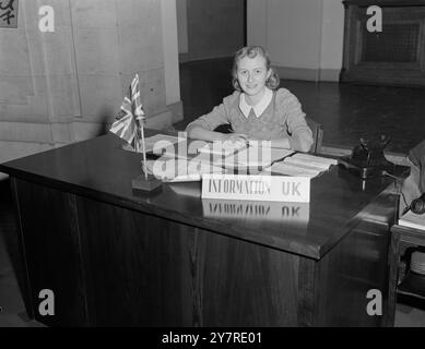 GRANDE LUOGO D'INCONTRO APERTO PER LA STAMPA. 24.1. 54. La stampa ha presentato in anteprima l'edificio della conferenza e la sala pronta per la riunione dei Big Four che si terrà domani. L'edificio è l'ex luogo di incontro dell'Autorità di controllo alleata a quattro potenze che governò Berlino congiuntamente dall'occupazione del 1945 fino all'uscita dei russi dall'Autorità nella primavera del 1948. LA FOTO MOSTRA: La signorina Mary H. Johnston, di Newton, Massachusetts, U.S.A., una impiegata del consolato americano di Brema, ha messo la bandiera russa davanti alla sede della delegazione sovietica per la Conferenza dei quattro grandi nella sala conferenze. Fig Foto Stock