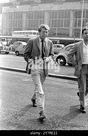 IL VICE DI EPSTEIN VOLA ALL'aeroporto di Londra, Inghilterra, Regno Unito: Il signor Bob Stigwood, sembra ovviamente colpito dalla morte di Brian Epstein, mentre arriva all'aeroporto di Londra Heathrow questa mattina da Parigi. Stigwood era il braccio destro del manager dei Beatles nella gestione della NEMS Enterprises, che gestisce tutti gli impegni dei Beatles, così come molti altri gruppi e artisti solisti, tra cui Cilla Black. Brian Epstein e' stato trovato morto nel suo letto ieri pomeriggio. 28 agosto 1967 Foto Stock