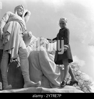 FRANCESE SINGIN BEAUTYLondra, Inghilterra, Regno Unito : un'altra bellezza bionda dalla Francia. Il suo nome? Isabelle Aubret. Rappresenterà la Francia al concorso Eurovision 'Song for Europe' presso la Royal Albert Hall di sabato 6 aprile. Oggi è fotografata durante un viaggio turistico a Londra. 4 aprile 1968 Foto Stock