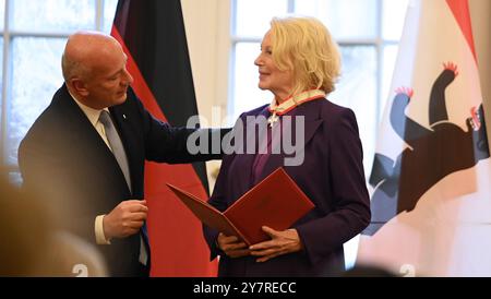 Berlino, Germania. 1 ottobre 2024. Kai Wegner (CDU), sindaco di Berlino, presenta l'ordine al merito dello Stato di Berlino a Maren Kroymann, artista di cabaret, presso il Rotes Rathaus. Credito: Katharina Kausche/dpa/Alamy Live News Foto Stock