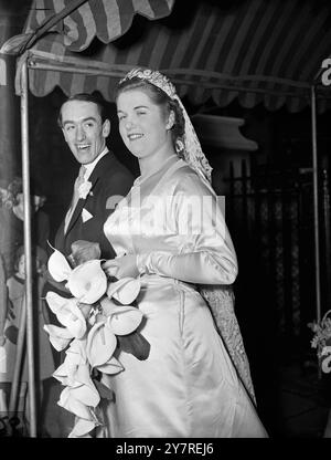 SPOSA e SPOSO CHE SI SONO INCONTRATI AD Un MATRIMONIO nel 5.1.54 quando Miss Aislinn Morris, figlia maggiore di Lord e Lady Morris, e il tenente Angus J. C. Hildyard, della Royal Artillery, si sono sposati alla St. James's Church, Spanish Place, Londra, questo pomeriggio, devono aver pensato ad un matrimonio nel 1937 quando si sono incontrati per la prima volta. Poi erano la damigella d'onore e questo incontro ha dato inizio alla loro amicizia. La signorina Morris ha 19 anni e il tenente Hildyard ne ha 25. La foto INP mostra la coppia che lascia la chiesa dopo il proprio matrimonio questo pomeriggio. Foto di Joe Waldorf PJ/73650 International News Photo. Foto Stock