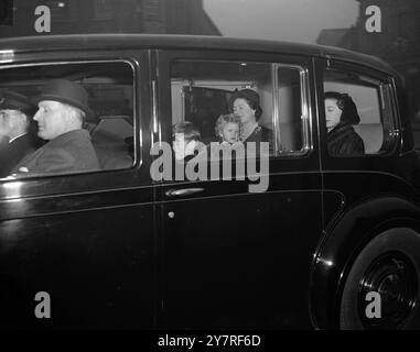 La festa reale parte per Sandringham 23.12.53. La regina Elisabetta la regina madre, la principessa Margherita, il principe Carlo e la principessa Anna hanno lasciato Londra questo pomeriggio per Sandringham, dove trascorreranno il Natale. Hanno viaggiato in treno dalla stazione di King's Cross e dovrebbero arrivare alla stazione di Wolferton intorno alle 17:00. La foto INP mostra la festa reale sulla strada per la stazione di King's Cross in auto. Foto di Joe Waldorf. PJ/73435. Foto di notizie internazionali. Foto Stock