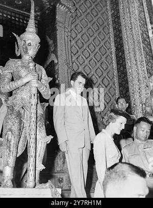 Il Vicepresidente DEGLI STATI UNITI al Siamese Palace 28 10.11.53 il Vicepresidente degli Stati Uniti Richard Nixon è stato condotto intorno al Palazzo reale di Bangkok durante la sua recente visita di tre giorni in Thailandia. La foto INP mostra il Vicepresidente e la signora Nixon che lasciano l'Archivio reale del Palazzo davanti alle gigantesche figure d'oro che sorvegliano l'ingresso. 536/PJ/72484 foto di notizie internazionali. Foto Stock