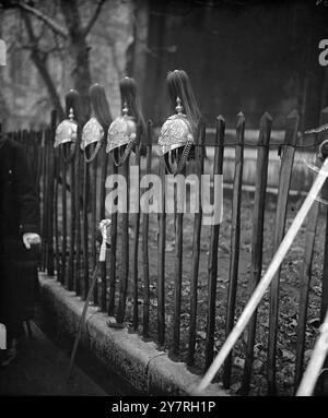 Lord Mayor attraversa una Londra grigia. Nonostante le forti e prolungate piogge, la folla si è riunita questa mattina presto per guardare il nuovo sindaco di Londra, Sir Noel Vansittart Bowster, guidare in processione presso i tribunali per fare la sua dichiarazione legale. Circa 2.500 militari e donne marciarono nella processione, che comprendeva 14 bande. Il nuovo Lord Mayor ruppe la tradizione entrando nel suo allenatore alla Mansion House invece che alla Guildhall. La foto INP mostra le ringhiere al di fuori dei tribunali legali che sono state utilizzate come cappelli temporanei dai membri delle guardie di salvataggio che hanno partecipato alla processione. Fig Foto Stock