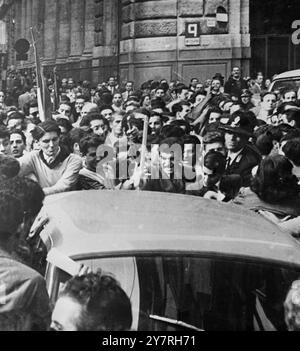 Gli studenti si ribellano a Roma. 6.11.53. (Foto dalla radio) a Roma e Milano sono scoppiate rivolte per protesta contro l'uccisione di due italiani nelle rivolte di Trieste di ieri. A Roma, la polizia ha sparato in aria per disperdere i manifestanti al di fuori dell'ambasciata degli Stati Uniti. La foto di I.N.P. mostra una folla arrabbiata che circonda un'auto jugoslava nelle rivolte di Roma di oggi. 3/EM/72419. Foto di notizie internazionali. Costo di riproduzione per i quotidiani di Londra £ 12,12,0. Provinciali £ 6,6,0. Foto Stock