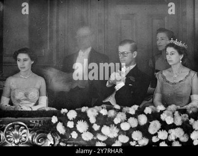 Il Duca di Edimburgo indossa occhiali al Royal Command Performance. 2.II.53. Le foto mostrano la Regina, accompagnata dal Duca di Edimburgo e dalla Principessa Margaret, guardando il Royal Command Variety Performance al Coliseum Theatre di Londra, stasera. Il duca di Edimburgo indossava gli occhiali. PAR/W/FO/72308 International News Photos. Foto Stock