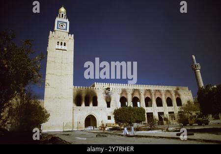 Prima guerra del Golfo: 8 marzo 1991 il Palazzo Seif, incantato dal fuoco, e la sua iconica torre di guardia, casa dell'emiro a Kuwait City. Foto Stock