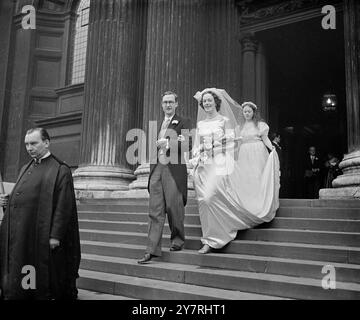 Matrimonio al St. Paul La prima da nove anni. 24.10.53. Per la prima volta in nove anni, una cerimonia nuziale è stata eseguita nella Cappella di San Michele e San Giorgio, Cattedrale di San Paolo. Il matrimonio ebbe luogo tra la ventitreenne Miss Jennifer Dixon, figlia di Sir Pierson Dixon, Vice Sottosegretario di Stato al Foreign Office, e il signor Peter Blaker, un avvocato londinese. L'ultima volta che un matrimonio ebbe luogo nella cappella fu nel 1944. La foto INP mostra la sposa e lo sposo che camminano lungo i gradini di San Paolo oggi dopo il loro matrimonio. Foto di J. Davies. Foto di notizie internazionali. 72129.H. Foto Stock