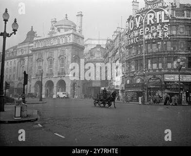 Il traffico di Londra diminuisce 24.10.53. Anche se gli uomini dei tre servizi hanno iniziato a fornire le forniture di benzina di Londra, i garage sono ancora chiusi e le strade stanno gradualmente diventando vuote di traffico man mano che sempre più veicoli si esauriscono. La foto INP mostra la scena di Piccadilly Circus questa mattina ricorda 50 anni fa, in quanto l'unico veicolo che passa è trainato da cavalli. Foto di Jack Davies PJ/72121 International News Photos. Foto Stock