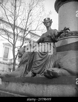 BRITTANIA PERDE LA SUA spada SWORDBronze attaccata alla vita sinistra della Brittania a Westminster, Londra, è scomparsa oggi, martedì. È seduta su un leone ai piedi della statua di Colin Campbell, Lord Clyde, l'eroe indiano ammutinante, a Waterloo Place. Una visione della polizia è che i tifosi entusiasti di calcio - a Londra per le partite di Cup Tie - hanno preso la spada dei quattro piedi come rappresaglia per il furto della pietra dell'incoronazione. 9 gennaio 1951 Foto Stock