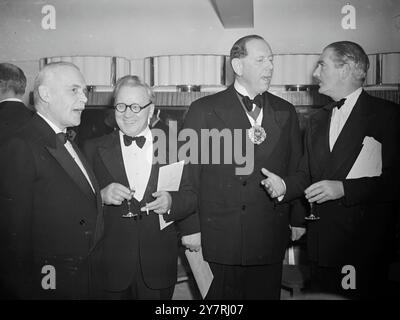 PRIMO MINISTRO CANADESE A LONDRA DINNERSig. Louis St Laurent, il primo Ministro canadese; Sig. Herbert Morrison, Lord Presidente del Consiglio nel governo britannico; Alderman Denys Lowson, Lord Mayor di Londra; e Sig. Anthony Eden LtoR durante la cena tenuta dal Canada Club al Savoy Hotel, Londra, in onore del Sig. St Laurent. Il primo ministro canadese è a Londra per la conferenza dei primi ministri del Commonwealth. 8 gennaio 1951 Foto Stock