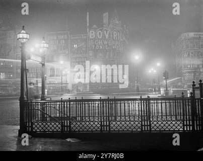 PICCADILLY CIRCUS NELLA vista inquietante di Piccadilly Circus, nebbia e deserta a tarda notte, le grandi luci pubblicitarie sono state spente e solo le lanterne vi guidano all'ingresso della stazione della metropolitana. 8 gennaio 1951 Foto Stock