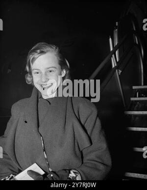 RAGAZZA SVIZZERA QUI PER IL FESTIVAL FILMMaria Schell, attrice svizzera di 26 anni, ritratta oggi al suo arrivo all'aeroporto di Londra da Swissair liner da Zurigo, per interpretare un ruolo di primo piano con Robert Donat e Margaret Johnston nel film del Festival of Britain The Magic Box. Il film è basato sulla vita di William Friese-Greene, inventore della macchina fotografica Bristol. Maria Schell è stata scelta dal produttore Ronald Neame e dal regista John Boulting per la parte della prima moglie svizzera di Helena Friese-Greene, dopo un test cinematografico effettuato durante una visita in Inghilterra sei settimane fa. La scatola magica è entrata in p Foto Stock