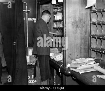 SPECIALE POSTALE - SERVIZIO POSTALE DI VIAGGIO che si svolge sul treno postale notturno dalla stazione di Euston, Londra, in viaggio verso la Scozia. 1946 Foto Stock