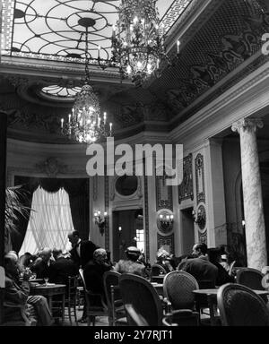 THE RITZ HOTELLondra Inghilterra Regno Unito : ogni giorno 200.000 persone passano al Ritz Hotel a Piccadilly. Meno della metà per cento passa attraverso le sue eleganti porte. Quale vita di lungimirante grandezza si svolge lì? Questa serie di immagini mostra una giornata in questo hotel di lusso con il suo personale attento e le grandi sale ricevimento. Spettacoli fotografici : Palm Court del Ritz Hotel 7 ottobre 1950 Foto Stock