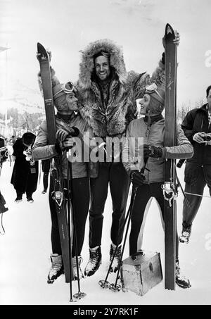 SKI HIGHKitsbuhel, Austria : Frank Coles Wilcox, Centre, di Denver, Colorado, USA, che si erge a 2,20 metri di altezza nani austriaci sci assi Egon Zimmermann, a sinistra, e Hugo Nindl, a destra. Wilcox, che si definisce il giramondo più alto, si è presentato dietro il traguardo della gara di Downhill delle International Men's Hahnenkamm Ski Races qui 19 gennaio 1963, in cui Zimmermann è stato primo e Nindl secondo. 23 gennaio 1963 Foto Stock