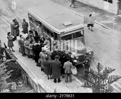 Immagini appena ricevute in aereo dalla Palestina. La ricerca è iniziata! 5 febbraio 1947. Le truppe britanniche in Palestina hanno iniziato ad applicare misure severe per eliminare il terrorismo. Ogni utente della strada, compresi tutti i passeggeri dell'autobus, viene ricercato e controllato accuratamente. La foto di I.N.P. mostra: I fucilieri reali irlandesi che controllano i passeggeri dell'autobus nel quartiere di Gerusalemme "Rehaviah". Foto Stock