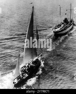 L'Endeavour salpa per gli Stati Uniti con un equipaggio amatoriale e professionale. Il challenger America's Cup viene trainato dal Solent dalla vita.28 luglio 1934 Foto Stock