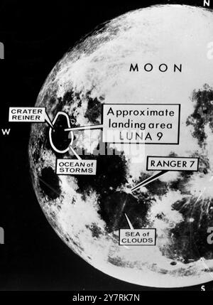 LUNA-9 LOCATION MAPNew York, USA : in una storica impresa spaziale, l'Unione Sovietica ha inviato ieri una stazione spaziale, Luna 9, ad un atterraggio morbido sulla superficie della luna. Il veicolo senza equipaggio, lanciato dalla Terra il 31 gennaio 1966, trasmetterà informazioni sulla superficie della luna, tra cui, secondo gli osservatori occidentali, immagini televisive. L'area di atterraggio, indicata sulla mappa della United Press, si trova nell'Oceano delle tempeste sul lato della luna illuminato dal sole. 4 febbraio 1966 Foto Stock