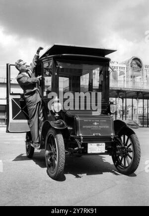 L'auto alimentata dal sole ha dimostrato che il dottor Charles A Escoffery punta a un pannello di celle solari in silicio sul tetto di un'auto veterano del 1912 che trasforma l'energia dal sole in una forza trainante per l'auto. L'auto, la prima auto solare al mondo, è stata mostrata qui oggi in occasione di una mostra alla Royal Festival Hall. Questa Barker Brougham Electric del 1912 è adatta per funzionare con energia solare. Per raggiungere questo obiettivo, l'International Rectifier Corporation di El Segundo California montò un pannello solare (rimovibile) di 26 piedi quadrati, contenente più di 10000 celle solari in silicio sul ro Foto Stock