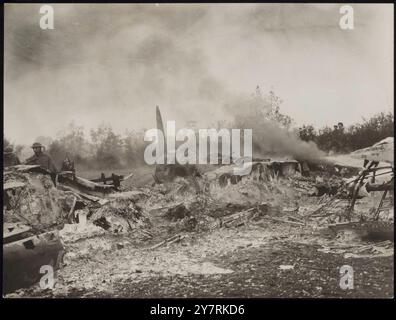 L'AEREO TEDESCO FINISCE A PEZZI. FOTOGRAFIE: Il relitto disperso di un bombardiere tedesco abbattuto dai caccia britannici. senza data Foto Stock