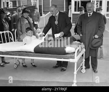 Festa del fondatore al Treloar Cripples Hospital di Alton. Lady Batho, Lord Mayor (Sir Charles Batho) e Lord Burnham. 17 giugno 1928 Foto Stock