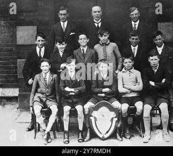 IN PENSIONE ... IL MAGO DEL CALCIO STOKE-ON-TRENT, INGHILTERRA 29 aprile 1965: Il scolaro Stan è in questo gruppo, preso alla Wellington Road School, nella vicina Hanley. Nel 1928 Matthews (centro) stava posando con la squadra di cricket della scuola in, campioni junior di cricket di quell'anno. Foto Stock