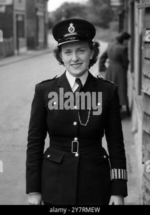La poliziotta L Bird, sembra molto intelligente nella sua forma di polizia, mentre cammina al ritmo nel Kent, in Inghilterra, UKCirca 1945 Foto Stock