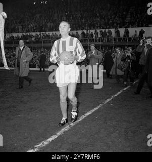 SIR STANLEY ESCE IN UNA PARTITA DI ADDIO: STOKE-ON-TRENT: NELLA FOTO CHE ESCE IN CAMPO PER LA PARTITA TRIBUTO CHE HA SEGNATO IL SUO RITIRO DAL CALCIO DA BIG-TIME IERI SERA È SIR STANLEY MATTHEWS, CHE SI RITIRA DOPO 33 ANNI DI GIOCO. LONDON BUREAU: LA SQUADRA SELEZIONATA DI SIR STANLEY È STATA BATTUTA 6-4 DA UN INTERNAZIONALE XI. STAN NON HA SEGNATO IN PARTITA, MA HA CERTAMENTE SEGNATO CON LA FOLLA 40.000, CHE LO HA TIRATO FINO ALL'ULTIMO. 29 APRILE 1965 Foto Stock