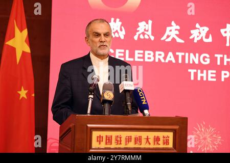 Teheran, Iran. 28 settembre 2024. Rasoul Mohajer, vice ministro degli Esteri iraniano per gli affari economici, parla ad un ricevimento che celebra il 75° anniversario della fondazione della Repubblica Popolare Cinese (RPC) a Teheran, Iran, il 28 settembre 2024. L'ambasciata cinese in Iran ha ospitato un ricevimento sabato per commemorare il 75° anniversario della fondazione della RPC. L'evento ha attirato quasi 500 partecipanti, tra cui l'ambasciatore cinese in Iran Cong Peiwu, alti funzionari iraniani, inviati diplomatici e rappresentanti della comunità cinese in Iran. Crediti: Shadati/Xinhua/Alamy Live News Foto Stock