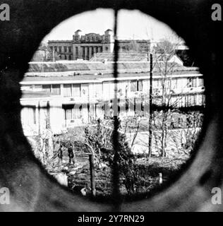 ASSASSINATION Eye VIEW 8.4.63 (didascalia originale)Memphis Tennessee USA: L'immagine che l'assassino aveva quando sparò al leader dei diritti civili Martin Luther King il 4 aprile 1963, simulato con un mirino telescopico. Il dottor King stava sul balcone della sua camera al Loraine Hotel a parlare con gli amici quando gli hanno sparato dalla finestra del bagno di una guest House. 8 aprile 1963 Foto Stock
