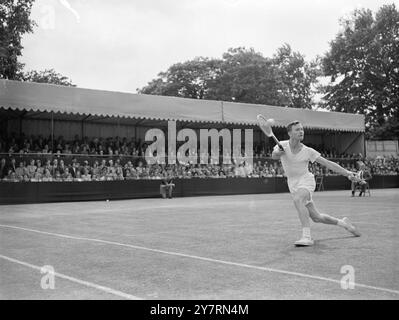 COCHELL , INFORTUNATO , SI RITIRA DALLA FINALE DI TENNIS KENT Earl Cochell , che ha subito un infortunio alla schiena , dovette ritirarsi giocando contro Gardnar Mulloy nella finale di singolare maschile All-American dei campionati di tennis su prato del Kent a Beckenham . LE IMMAGINI MOSTRANO: EARL COCHELL in gioco contro Mulloy poco prima del suo infortunio. 11 giugno 1949 Foto Stock