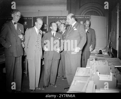 I PIANIFICATORI SVEDESI ALLA COUNTY HALL Un gruppo di circa 50 urbanisti svedesi che stanno facendo un giro della Gran Bretagna hanno fatto visita alla County Hall , Westminster , Londra , per un discorso sul governo di Londra da parte del signor . Walter G . Ragazzi, O.B.E., presidente del comitato dell'establishment, e del comitato di pianificazione urbana, sig. W.G. Fiske . L'IMMAGINE MOSTRA:- Mr. W.G. Fiske ( a destra ) parla con alcuni degli organizzatori svedesi al County Hall . Da sinistra a destra sono :- Mr . Carl Landqvist , responsabile immobiliare ( Norrkoping ) Sig . E . Erricson , Comitato immobiliare ( Solna ) e Mr . e . Bjorlin ( il quartiere Foto Stock