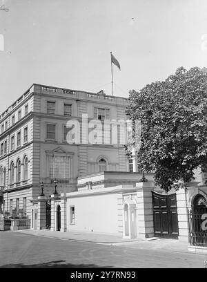 LA PRINCIPESSA ELISABETTA SI MUOVE nello standard personale della Principessa Elisabetta ( l'etichetta reale ) vista svolazzare da un flagstaff sopra Clarence House , St. James's Palace , che significa che la principessa Elisabetta e il duca di Edimburgo hanno ufficialmente preso residenza nella loro casa londinese . La casa, data alla Principessa dal Re come residenza di grazia e favore, era in precedenza la casa del Duca di Connaught, morto nel 1942 all'età di 92 anni. Il lavoro di conversione in una moderna casa reale è ancora in corso . 4 luglio 1949 Foto Stock