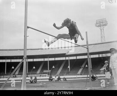 LA MADRE HA UNA GIORNATA IMPEGNATIVA ALLA CITTÀ BIANCA, SIGNORA Dorothy Tyler (Mitchum Athletic Club), la detentrice, che gareggia nell'High Jump, che ha vinto al Women's amateur Athletic Association Track and Field Championships allo stadio White City di Londra. Signorina. Tyler, madre di due figli, salto in alto per la Gran Bretagna ai Giochi Olimpici di Berlino del 1936. Un'atleta versatile lancia anche il giavellotto e gli ostacoli, è stata iscritta a quattro eventi nei campionati di oggi. 9 luglio 1949 Foto Stock