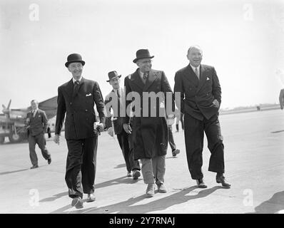 L'inviato pakistano, all'arrivo all'aeroporto di Londra per la conferenza del primo ministro del Commonwealth che si terrà a Londra giovedì, è Mohammed Ikrumullah, capo del ministero degli affari esteri pakistano. 19 aprile 1949 Foto Stock