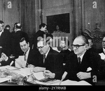 CALLAGHAN A PARIGI MEETINGPictured alla riunione ministeriale dell'Organizzazione per la cooperazione e lo sviluppo economico sono i rappresentanti della Gran Bretagna (da sinistra a destra); il Segretario economico al Tesoro, Anthony Crosland; il Cancelliere dello Scacchiere James Callaghan e il Presidente del Board of Trade Douglas Jay. 2 dicembre 1964 Foto Stock