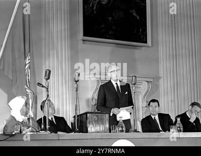 Una PAROLA DALLA foto DEL DIRETTORE generale DELLA cerimonia commemorativa in occasione del 20° anniversario della fondazione dell'UNESCO (Organizzazione delle Nazioni Unite per l'educazione scientifica e culturale) nella Banqueting House, Whitehall, Londra, Inghilterra, Regno Unito. Identificati da sinistra a destra sono H.E.M Mohammed el Fasi, presidente del Consiglio di amministrazione, UNESCO; il RT Hon Arthur Bottomley, ministro dello sviluppo d'oltremare (Gran Bretagna); M Rene Maheu (parlante) Direttore generale, UNESCO e Gran Bretagna, RT Hon Anthony Crosland, Segretario di Stato per l'istruzione e la scienza e il RT Hon Sir Edward Boyle, forme Foto Stock