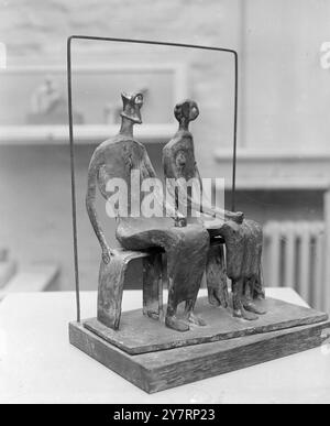 HENRY MOORE, SCULTORE - i modelli, chiamati due figure sedute, sono di Henry Moore, e sono raffigurati nello studio dello scultore qui. 15 agosto 1952 Foto Stock