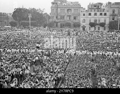 MAMMOTH RALLY AL CAIRO. - 18.953. - Generale Naguib, tenente colonnello, Gamal Abdel Nasser, maggiore - Salah Salem, Wing-Comm Gamel Salem e molti altri - ufficiali del comando del Consiglio Rivoluzione hanno partecipato - ad un raduno di mammouth nella vasta piazza repubblicana. - Il generale Naguib nel suo discorso ha parlato di politica estera - e situazione interna. Il maggiore Salah Salem ha affrontato - gli elementi detruccativi e sovversivi che stanno funzionando - nell'oscurità dell'Egitto. - SPETTACOLI FOTOGRAFICI I.N.P., Una vista generale della folla di mammut che ha partecipato alla storica manifestazione. - 453/EM/ 71206. Foto di notizie internazionali. Foto Stock