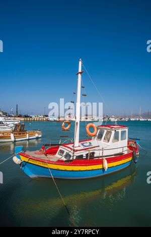 Barca da pesca a Creta, vista di un colorato peschereccio ormeggiato nella baia di Sitia sulla costa nord-orientale di Creta, Grecia. Foto Stock
