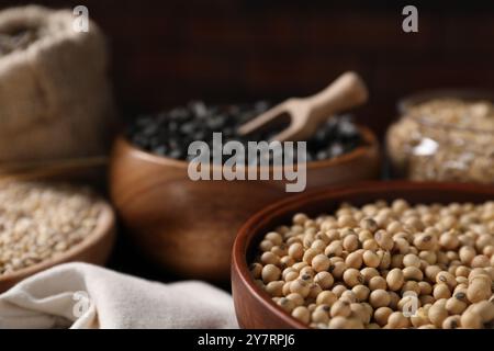 Diversi tipi di cereali e semi sulla tavola, primo piano Foto Stock