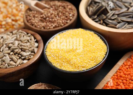 Diversi tipi di semi e cereali in ciotole da tavola, da vicino Foto Stock