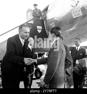 IL PRINCIPE EREDITARIO DEL GIAPPONE TORNA A LONDRA MENTRE SI STA DIRIGENDO VERSO CASA. - 7,9.53. Il principe ereditario Akihito del Giappone è tornato a Londra, oggi, mentre tornava a casa in Giappone via New York. Il Principe - era il rappresentante ufficiale del Giappone all'incoronazione - e da allora è stato in tour in Europa. - SPETTACOLI FOTOGRAFICI I.N.P. - Il principe ereditario Akihito - è stato accolto da un Foreign Office - ufficiale all'aeroporto di Londra - questo pomeriggio. - 539/COM/Wi/70987. - FOTO DI NOTIZIE INTERNAZIONALI. Foto Stock