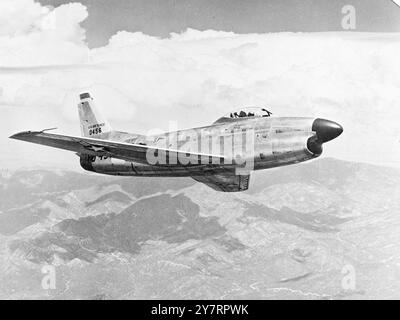 SABER INTERCEPTOR 10.9,53. A differenza di altri nella famosa serie North American Sabre Jet, l'F-86D è un intercettore per tutte le condizioni meteorologiche invece di un caccia diurno o un bombardiere da caccia. L'aereo di produzione più veloce della nazione e il primo intercettore a un solo uomo, è stato progettato per proteggere il paese dagli attacchi aerei nemici. Armato di 24 razzi da 2,75 pollici "Mighty mouse" lanciati da una capsula retrattile nella fusoliera inferiore, è progettato per salire rapidamente ad altitudini molto elevate. È alimentato dal motore General Electric J-47-GE-17 con postbruciatore. Era in questo aereo la precedente velocità mondiale r Foto Stock